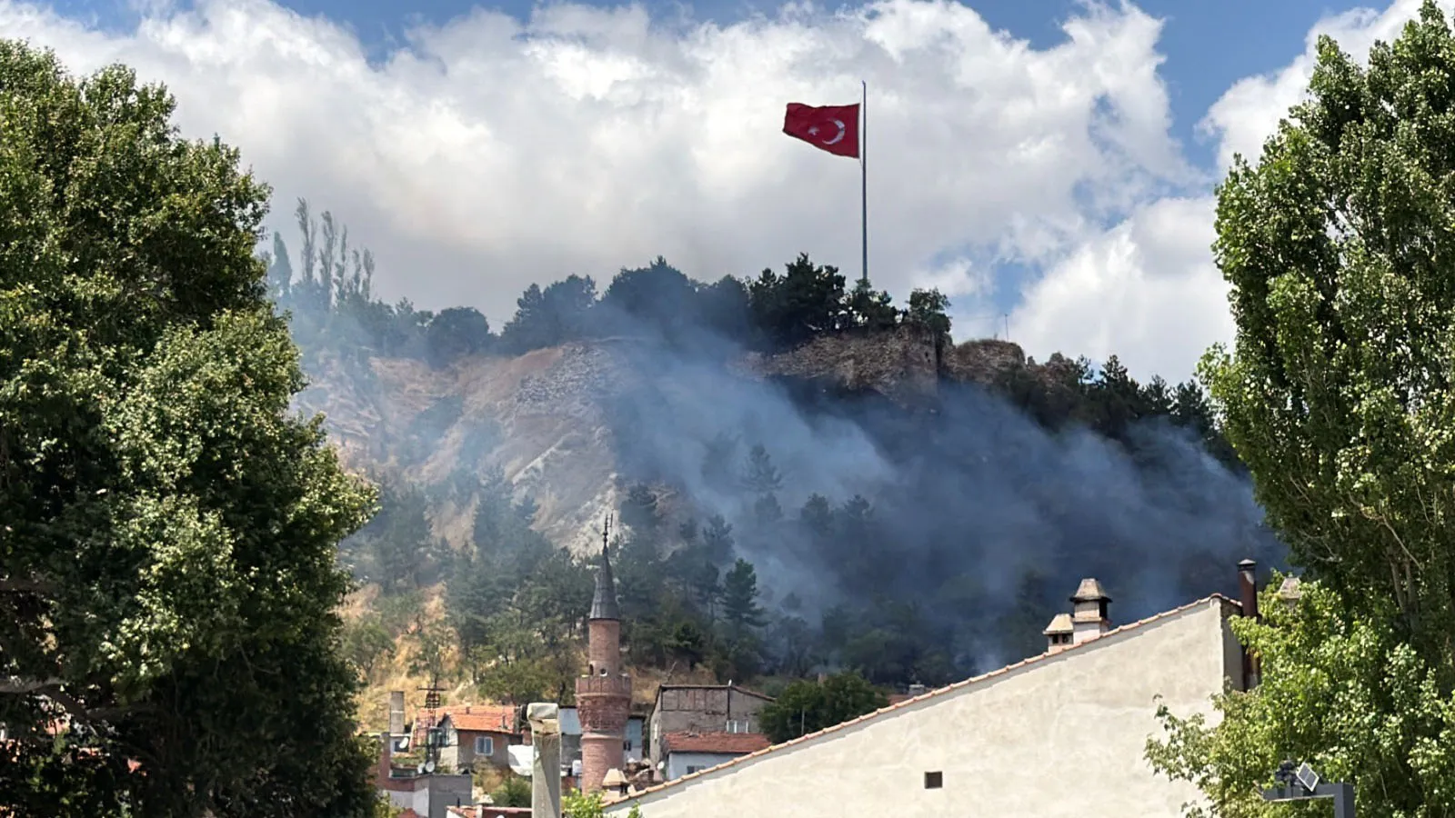 Kütahya Kalesi alevlerin eşiğinden döndü