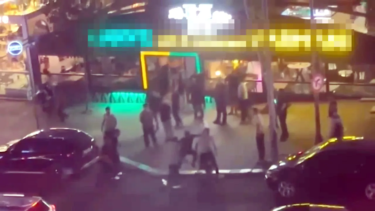 Avcılar'da kafede bıçaklı kavga Polis havaya ateş açtı