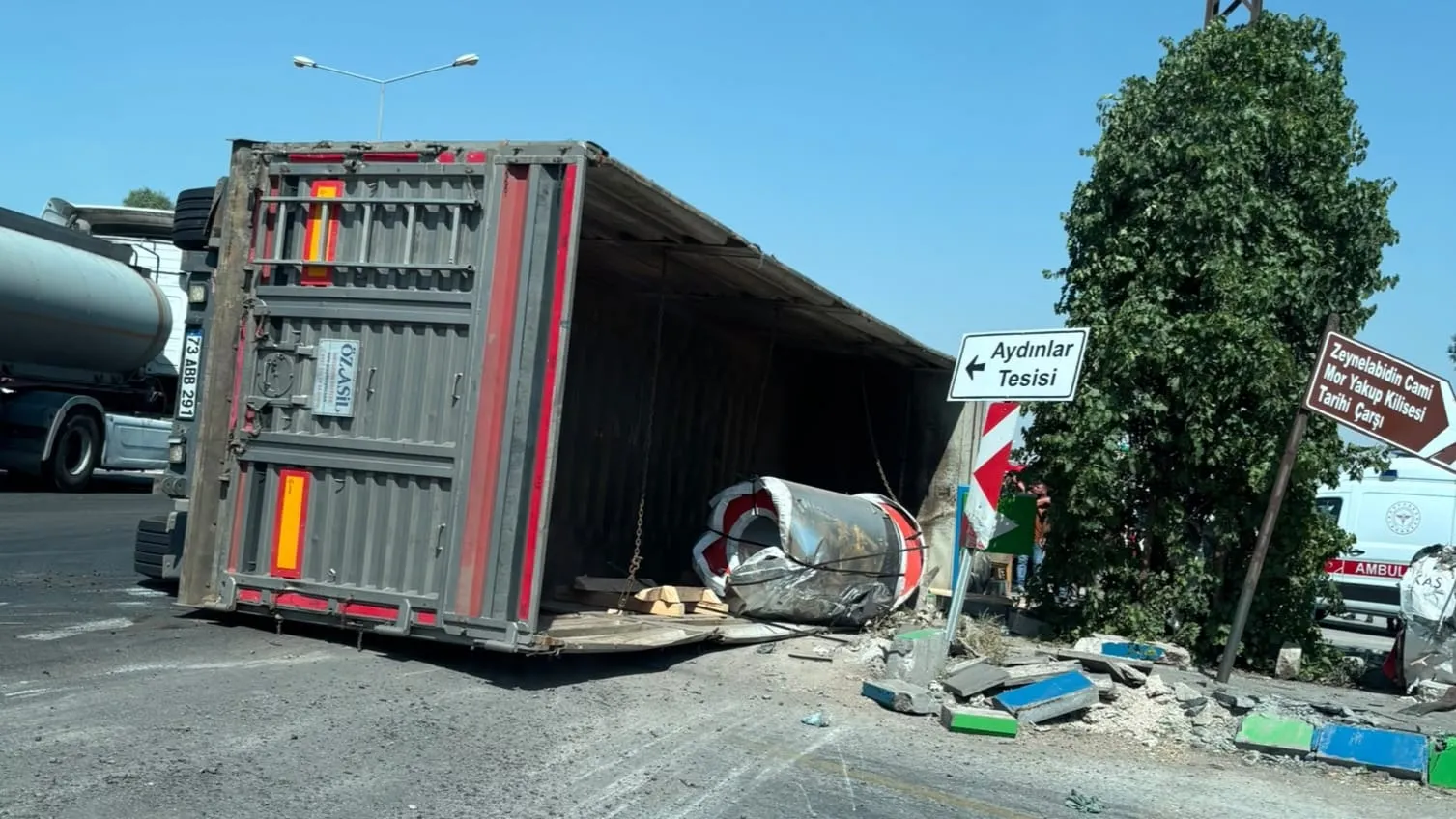 Nusaybin'de TIR kazasından saniyelerle kurtuldular