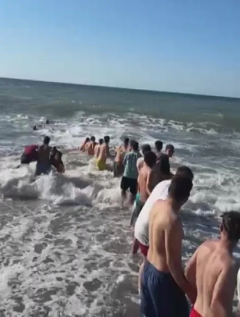 Zonguldak’ta denize giren iki kişiyi vatandaşların kurduğu zincir kurtardı