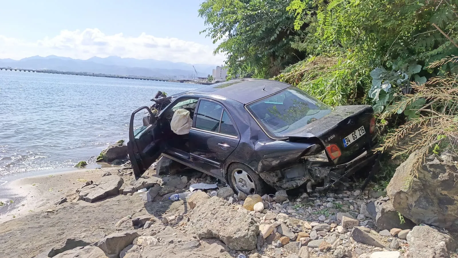 Ordu'da otomobil 30 metreden denize uçtu