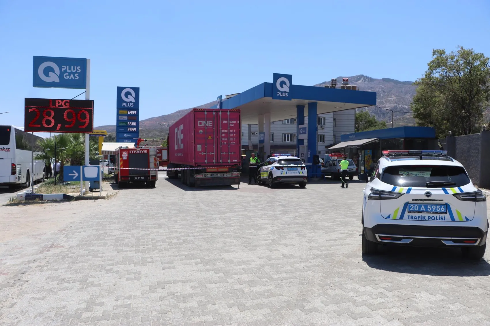 Direksiyon başında arı soktu TIR istasyona daldı