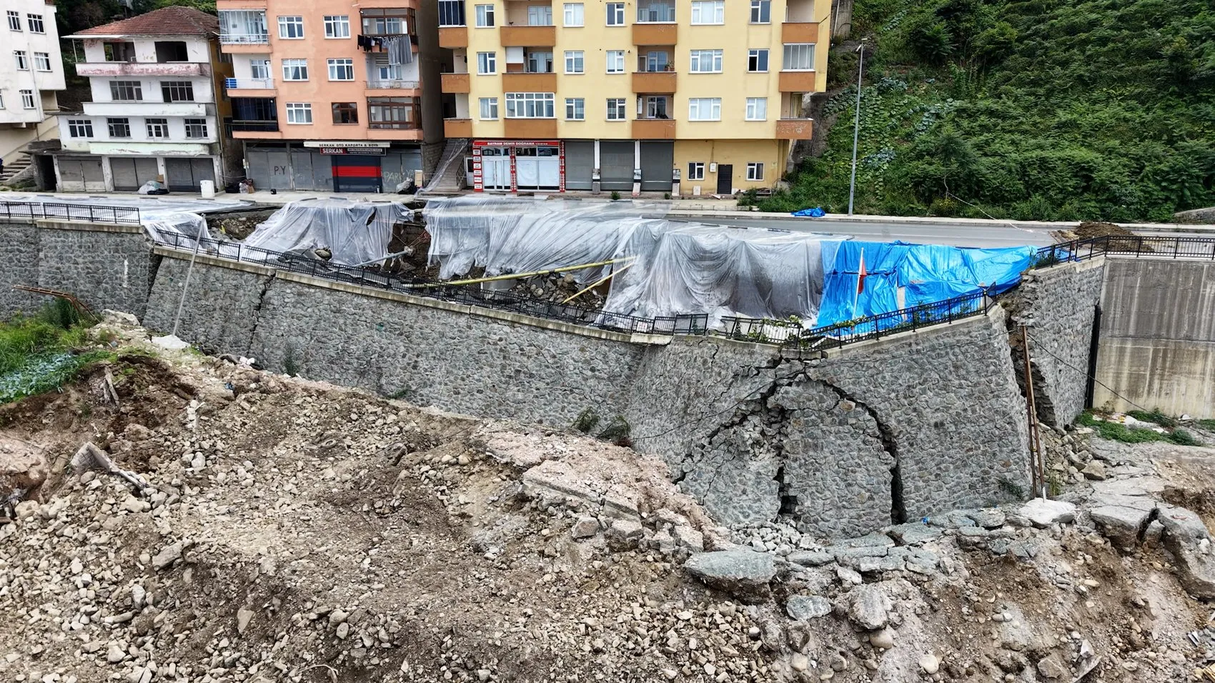 Rize’de yurt inşaatı kazısı mahalleyi karıştırdı