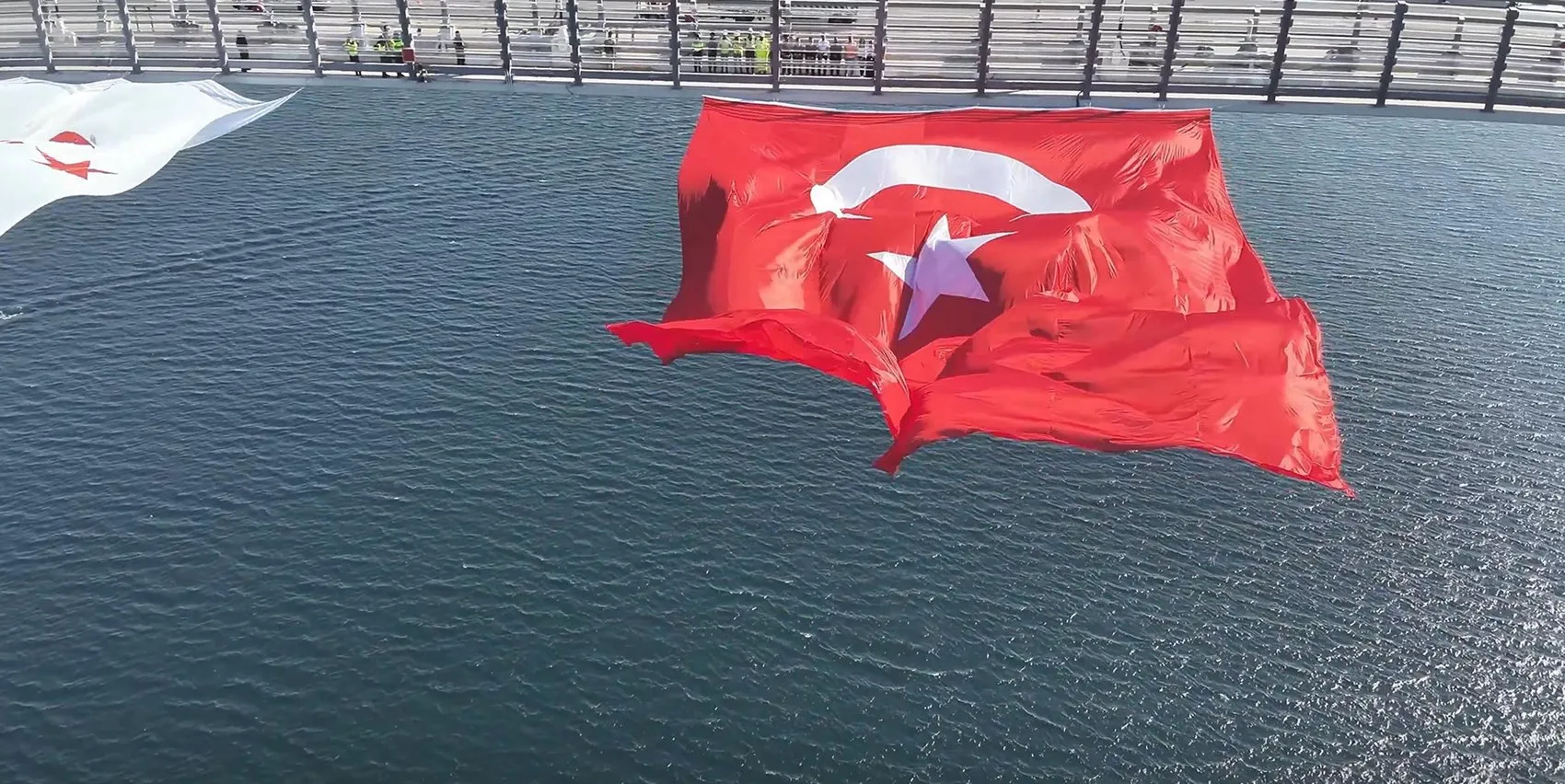 1915 Çanakkale Köprüsü dev Türk bayrağıyla selamlandı