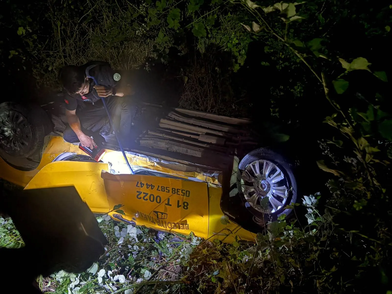Düzce Yığılca'da gece vakti uçuruma yuvarlanan taksici ölümden döndü