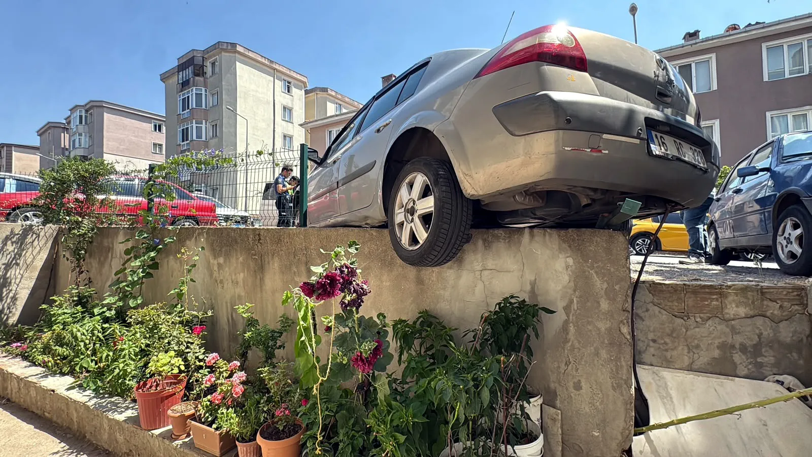 Çorlu'da kendi kendine harekete geçen otomobil duvarda asılı kaldı