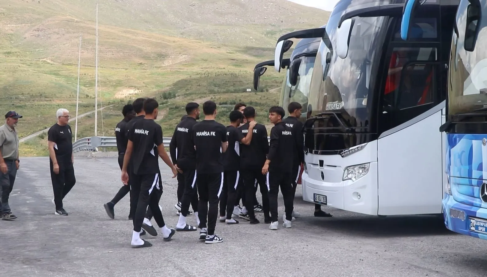Erciyes kampındaki futbolcular Cuma namazında buluştu