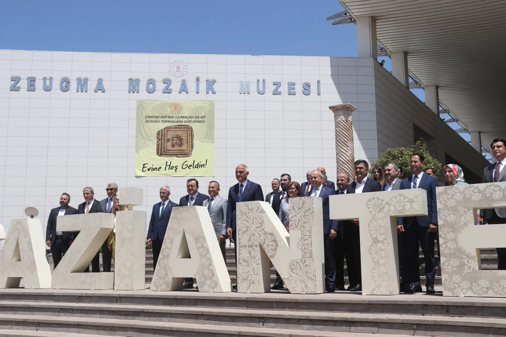 Çingene Kızı mozaiğinin kayıp parçası evine döndü
