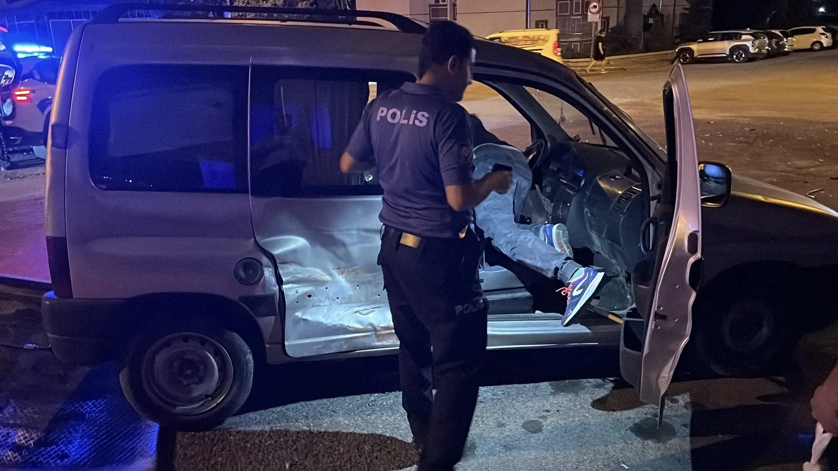 Kayseri'de kaza sonrası şaşkına çeviren bir saatlik eşya toplama mesaisi