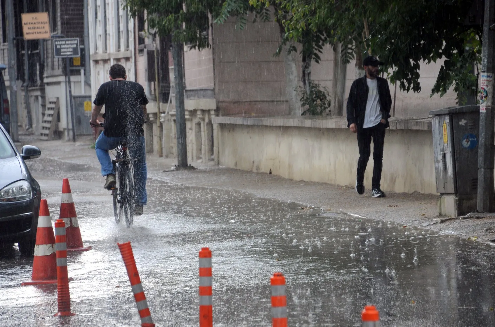 Edirne’de aniden bastıran sağanak hayatı felç etti