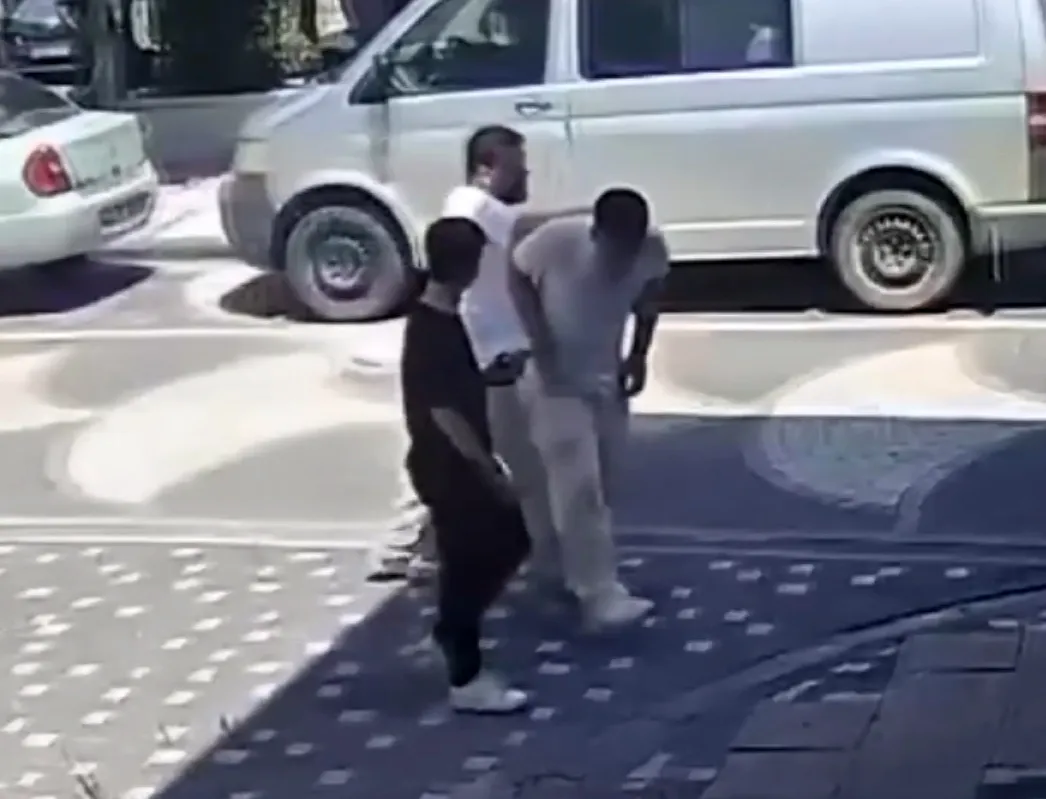 Keşan'da kuaförün 12 yaşındaki çırağını sokak ortasında dövdüğü anlar kamerada