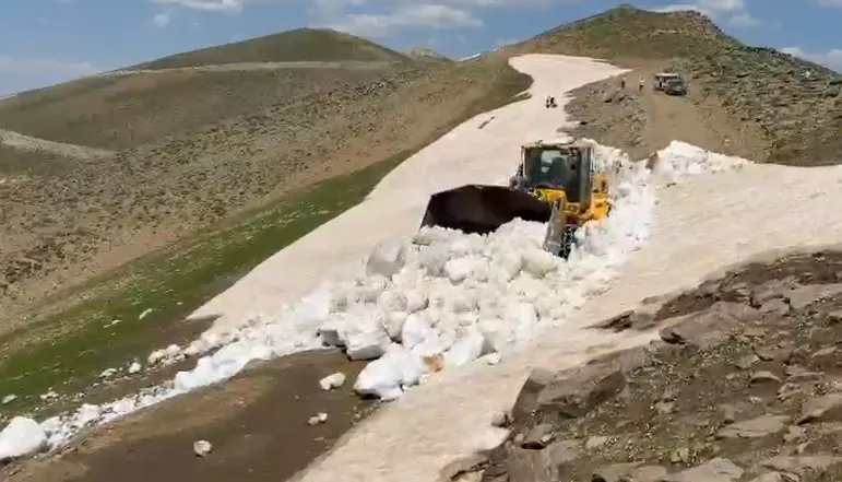 Bitlis dağlarında yaz ortası kar temizliği
