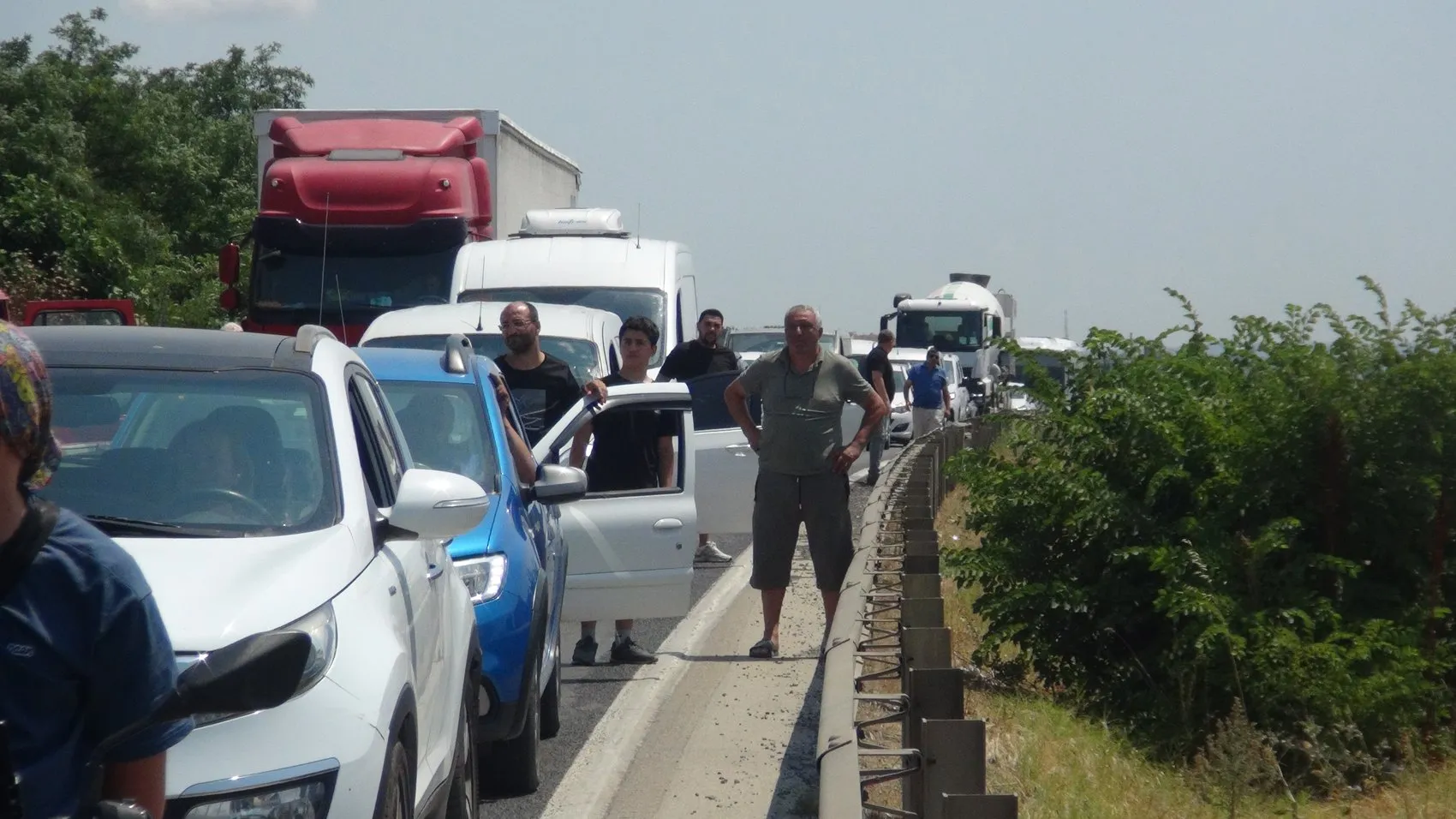Silivri'de hafriyat kamyonu devrildi trafik kilitlendi