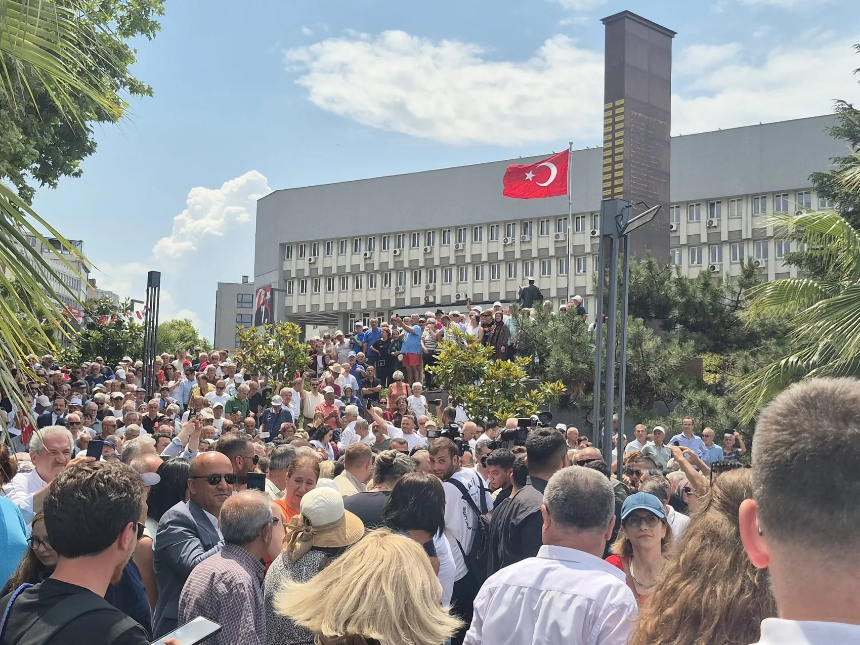 Özgür Özel Zonguldak'ta bankın üzerine çıkıp seçmene seslendi