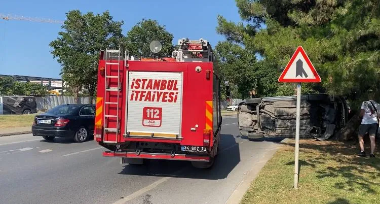 Bakırköy'de kontrolden çıkan otomobil ağaçlara çarparak yan yattı