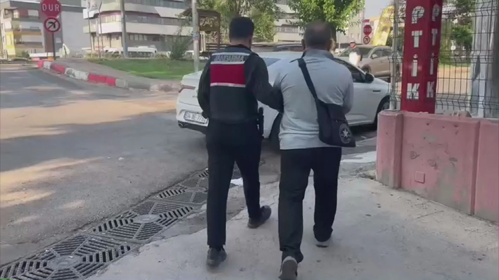 Sahte kimlikle tapu vurgunu yapan çeteye 8 ilde operasyon