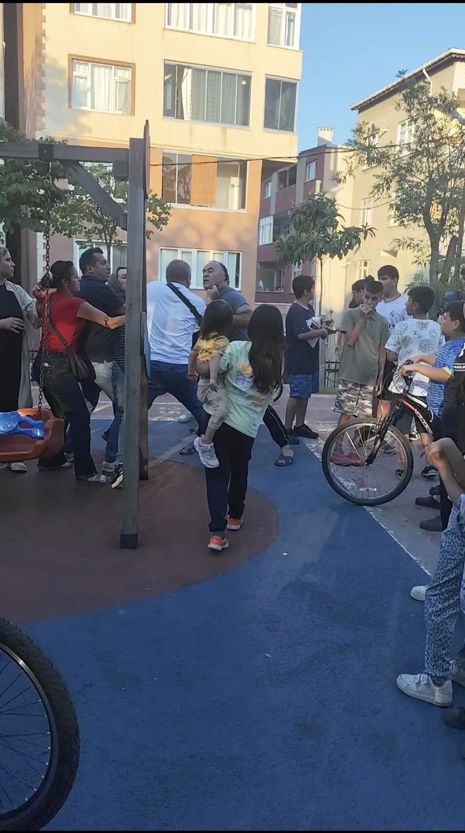 Kağıthane’de çocuk parkında aileler birbirine girdi