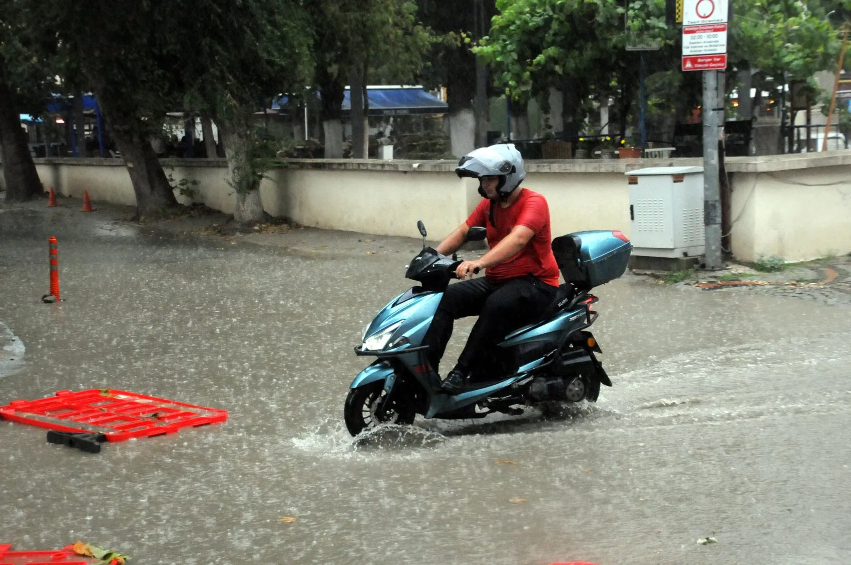 Edirne’de sağanak yağış hayatı olumsuz etkiledi