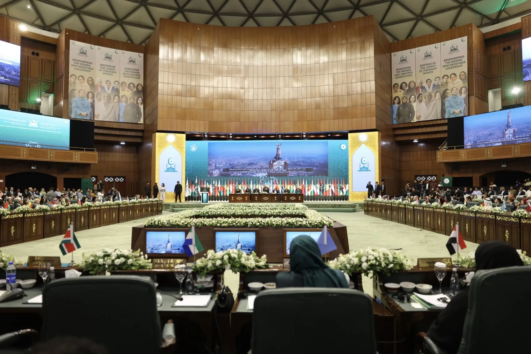 Bakan Göktaş Pakistan’daki İslam dünyası kadın zirvesinde buluştu