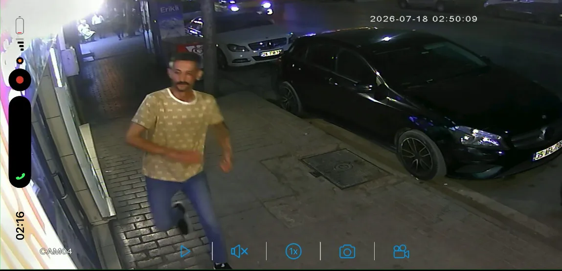Eskişehir'de kaldırımda yürürken dükkan camını tekmeleyen saldırganı esnaf durdurdu