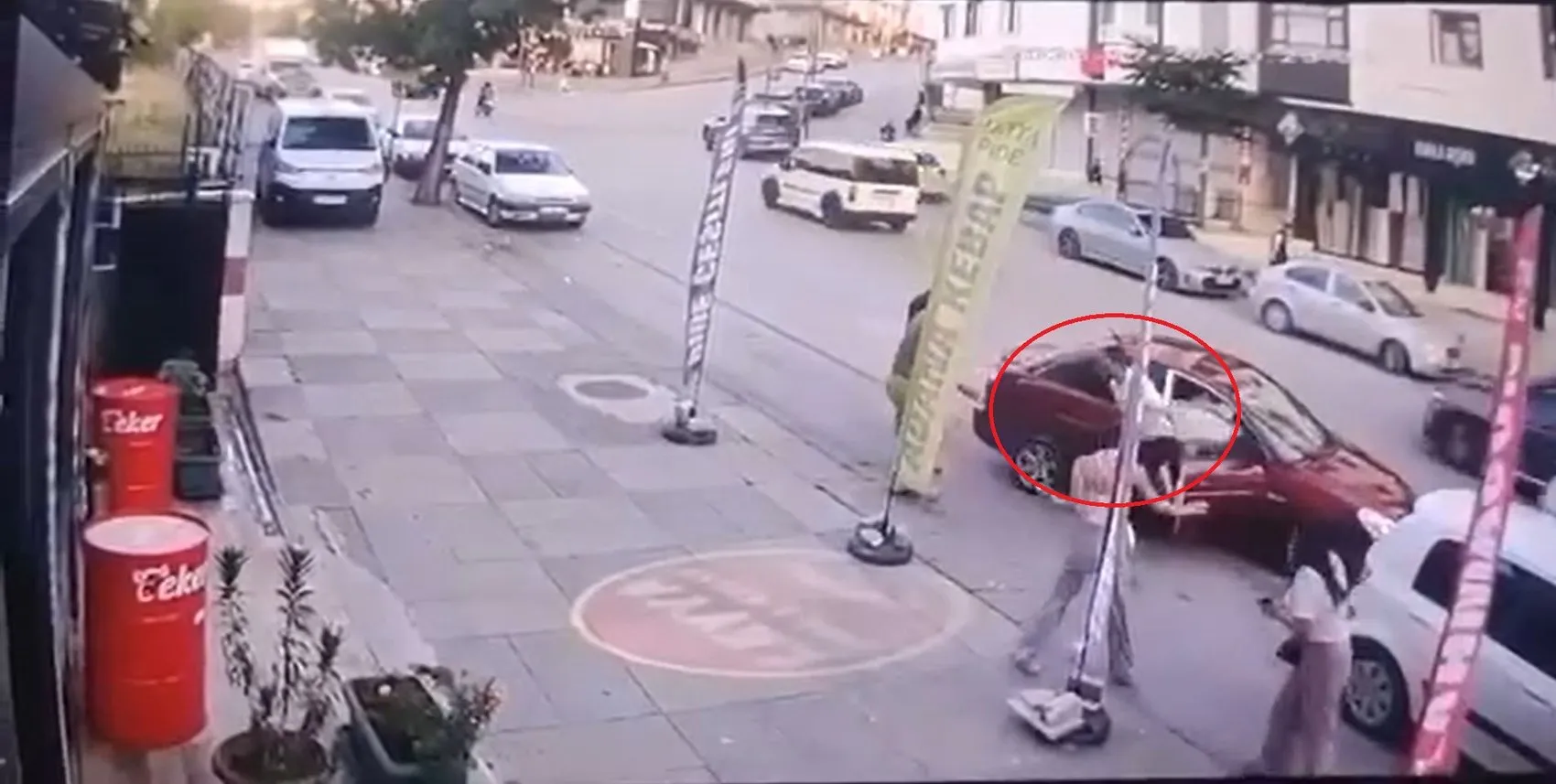 Genç kızlara tacize müdahale eden emekliyi dövüp serbest kaldılar