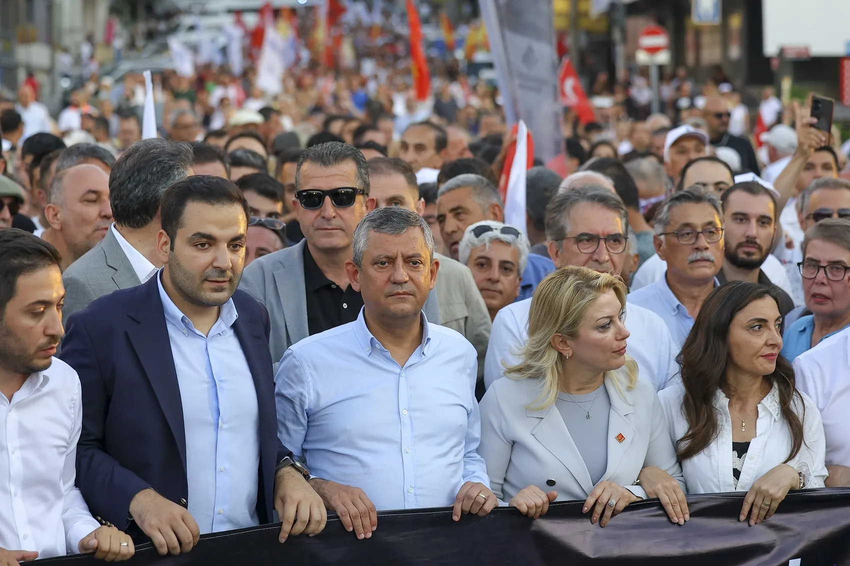 Özgür Özelden çocukların siyasete alet edilmesine sert tepki