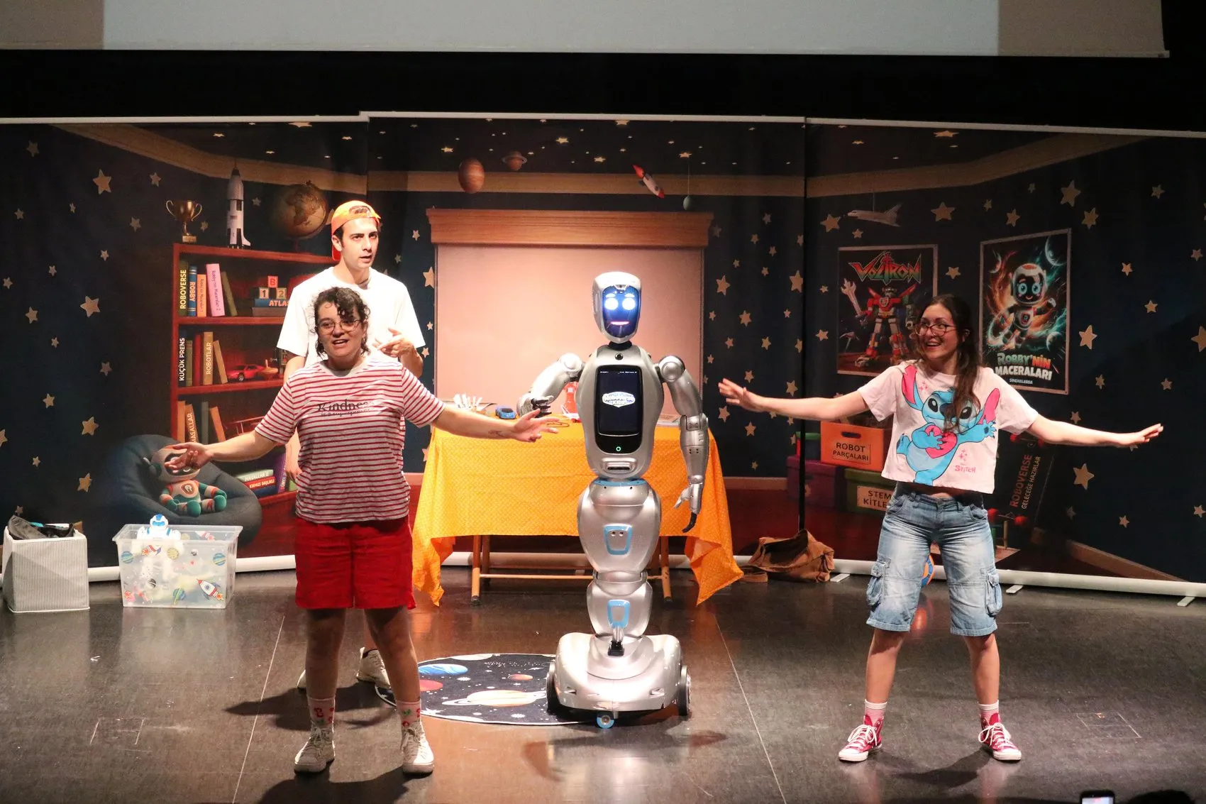 Antalya sahnesinde bir ilk İnsansı robot tiyatro oyuncusu oldu