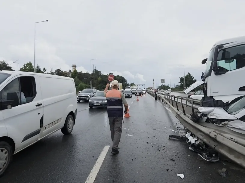 Arnavutköy trafiğinde beton mikseri dehşeti