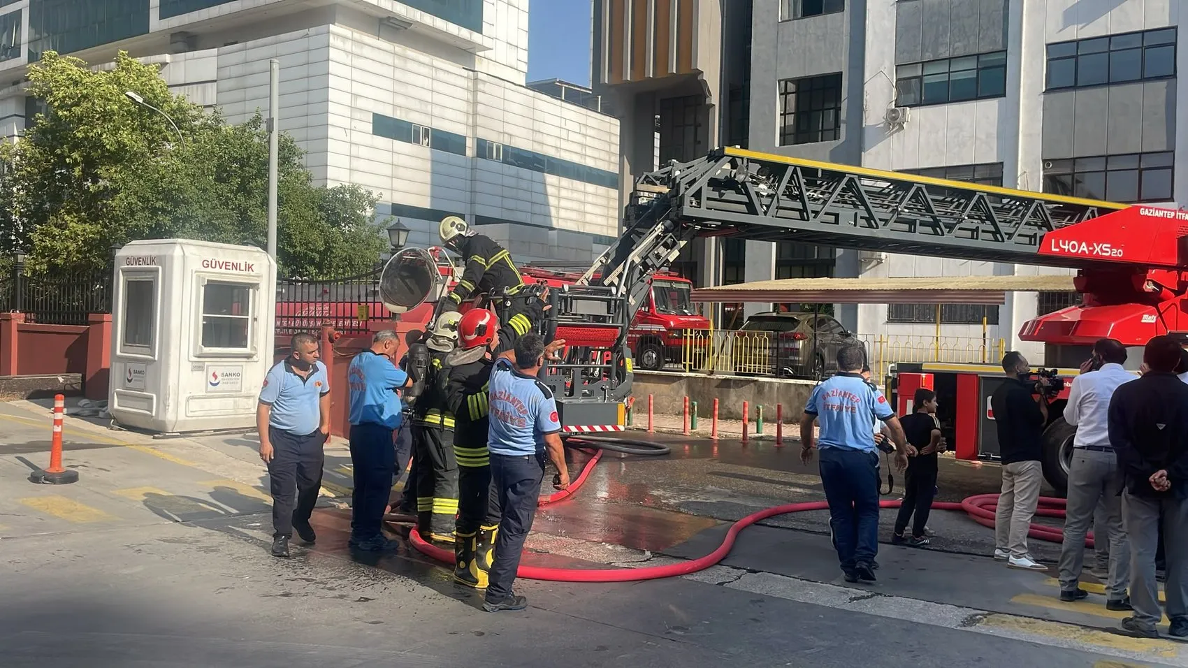Gaziantep’teki iş merkezinde çatıyı alevler sardı