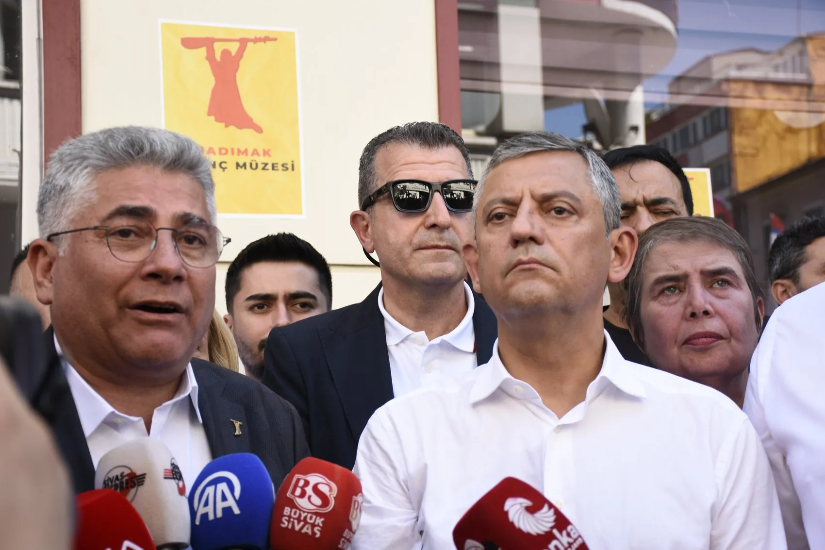 Madımak Oteli önünde adalet arayışı sürdü