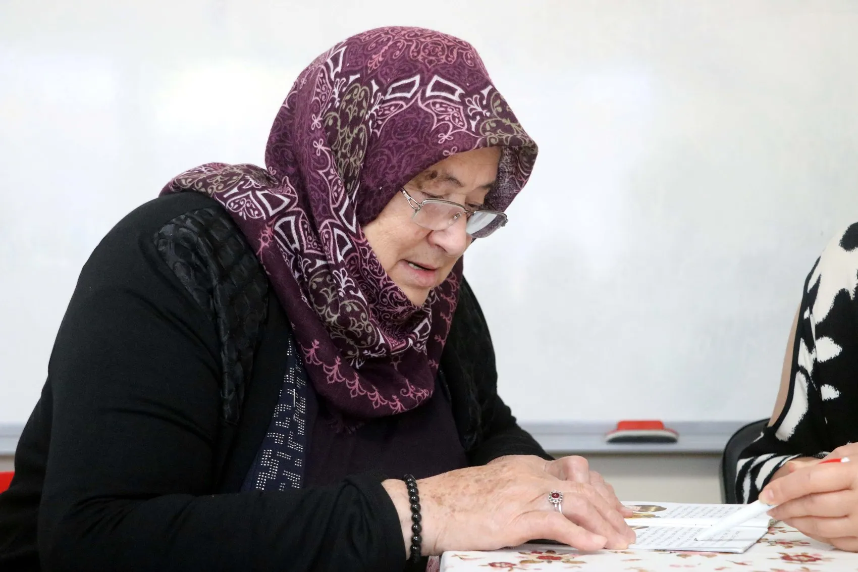 70 yaşında harfleri söktü Okumanın yaşı yok
