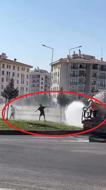 Diyarbakır sokaklarında 39 derecelik bunaltıcı sıcaklara suyla çözüm