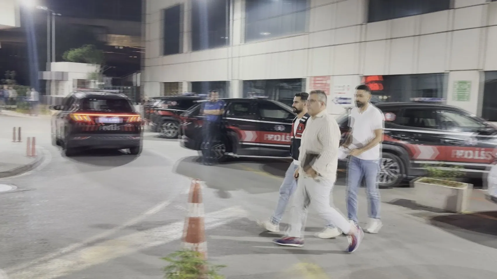 Gazeteci Cem Küçük hakkında gözaltı kararı