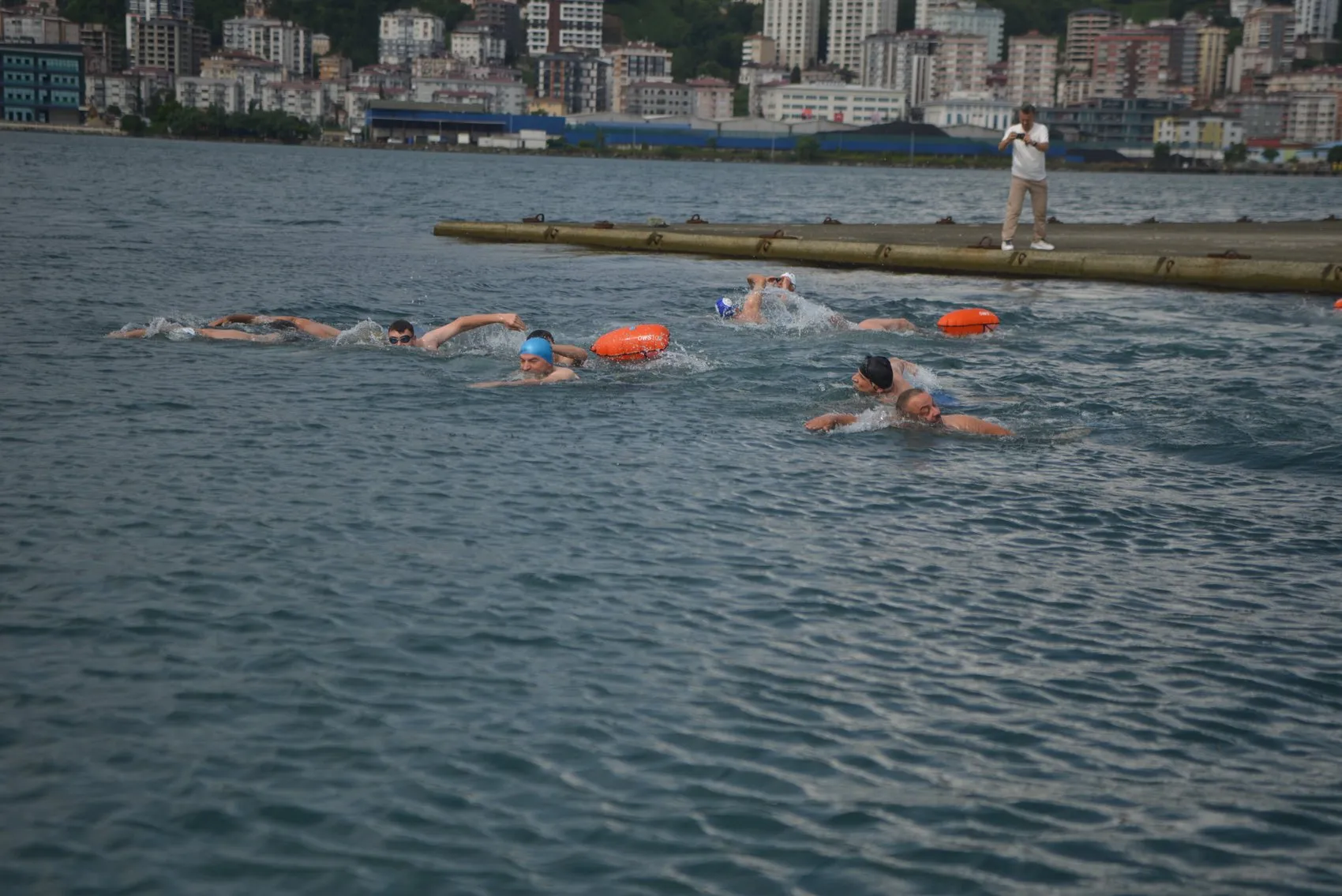 Karadeniz'in dalgalı sularında 15 Temmuz için kulaç attılar