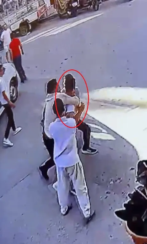 Bursa'da sokak ortasında silahlı hesaplaşma kameraya yansıdı
