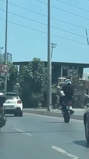 Esenyurt trafiğinde herkesi hiçe sayan motosiklet şovu