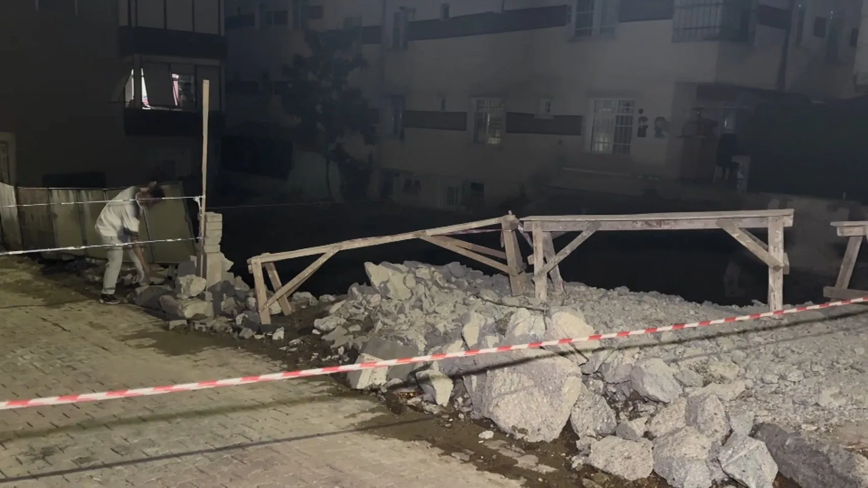 Bahçelievler'de inşaat paniği Apartman tahliye edildi