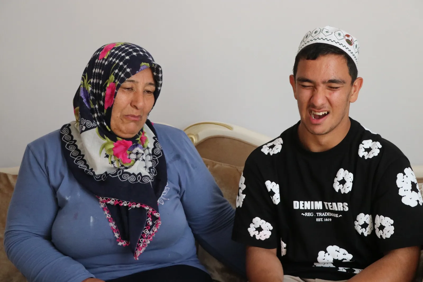 16 yaşındaki Mahmut engelleri aşıp her gün camiye koşuyor