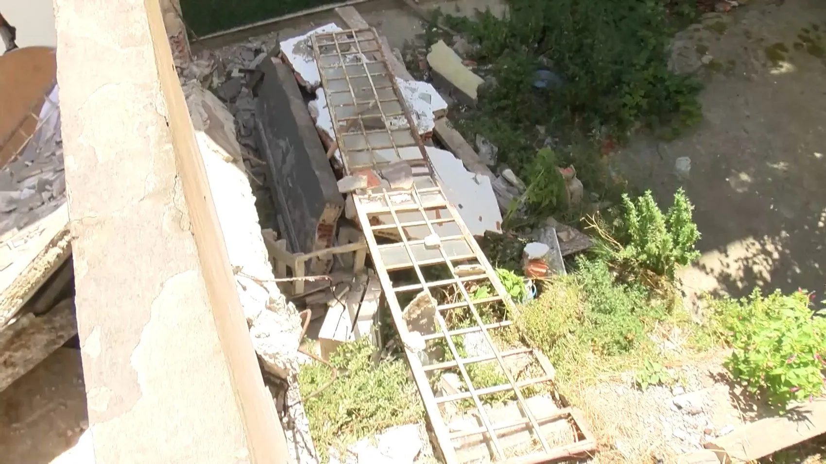 Kağıthane’de inşaat kazası Dozer balkonu yerle bir etti
