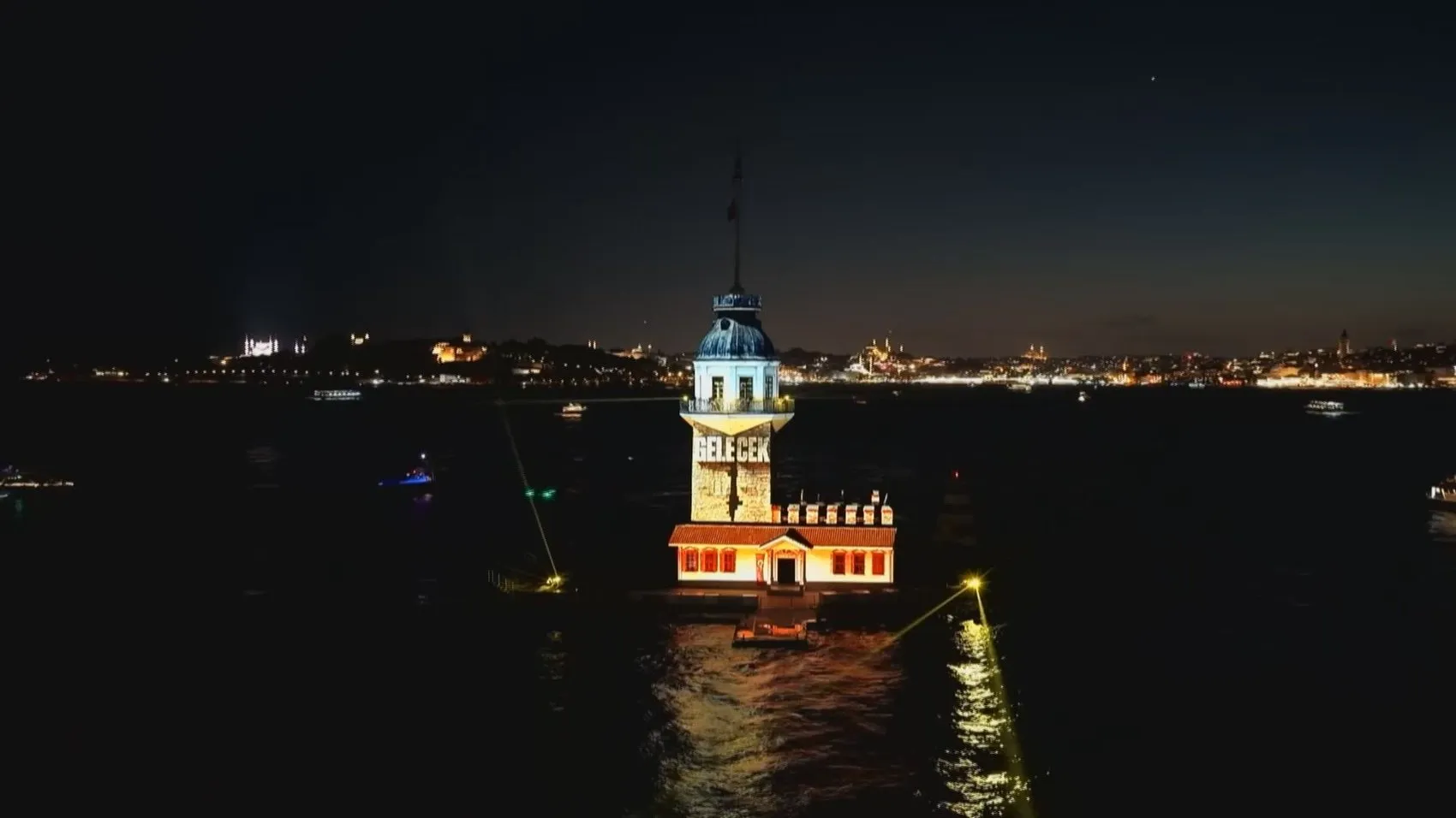 Kız Kulesi 15 Temmuz anmasıyla ışıklarla donatıldı