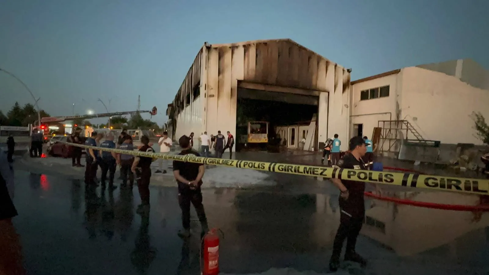 Malatya'da belediye otobüs garajında gece yarısı yangını