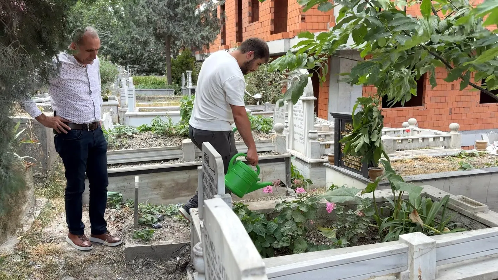 Avcılar'da yıkılan binanın molozları mezarlığa saçıldı
