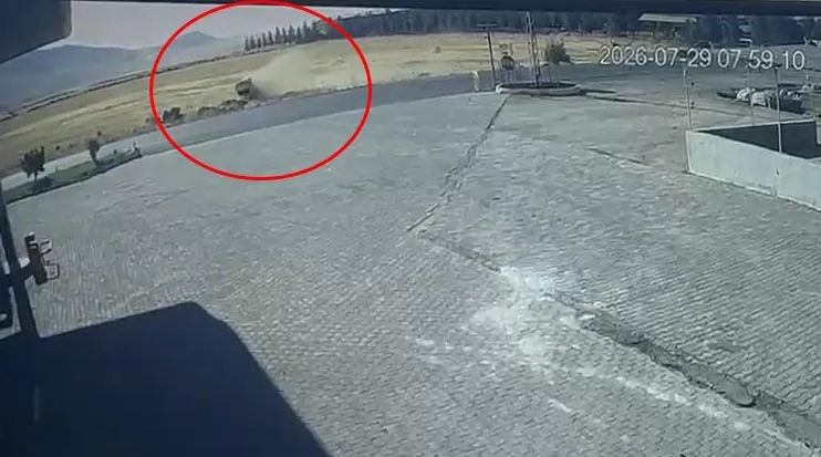 Derik'te korkutan kaza anı güvenlik kamerasına yansıdı