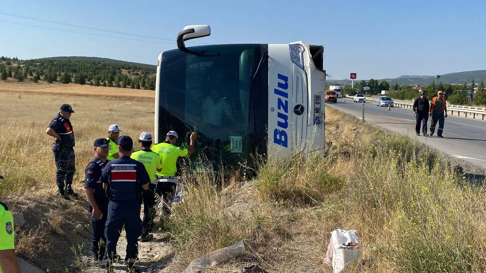 Eskişehir yolunda otobüs faciası 24 kişi hastaneye kaldırıldı