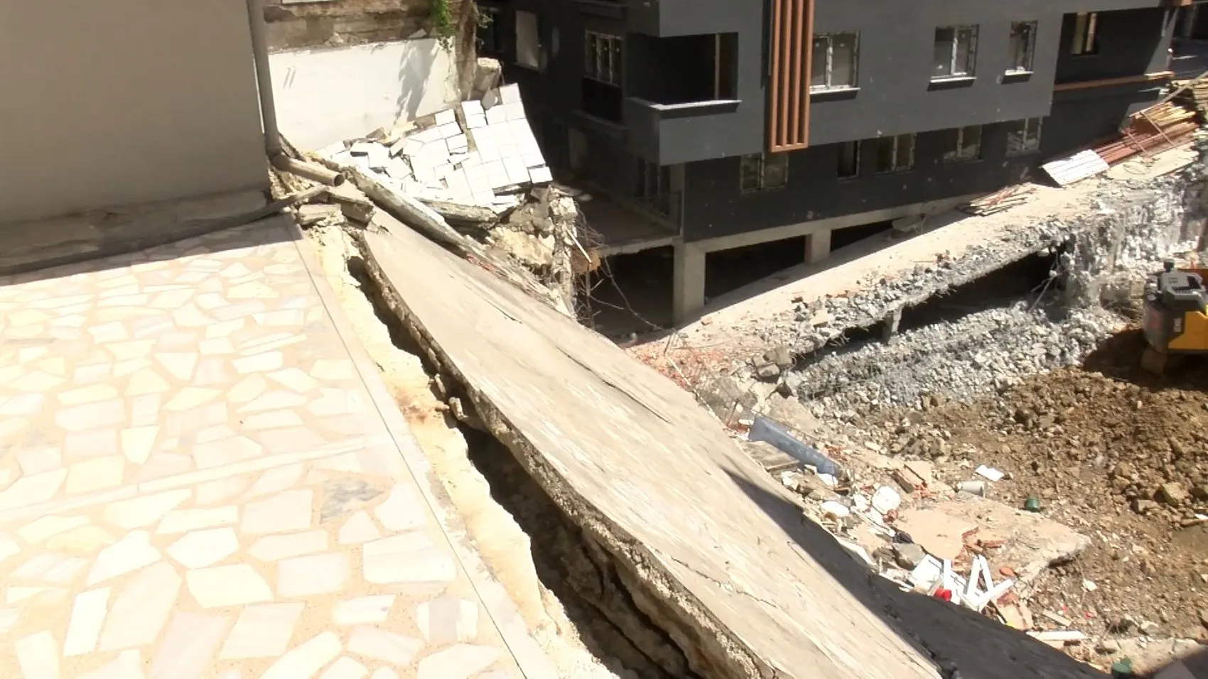 Kağıthane’de inşaat kazası Dozer balkonu yerle bir etti