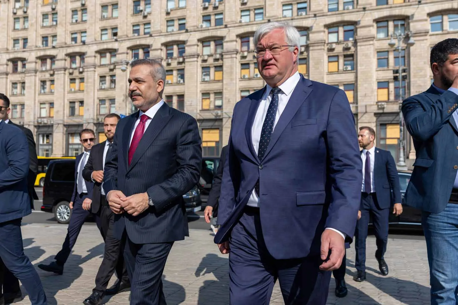 Hakan Fidan Kiev'de savaş kurbanlarını andı