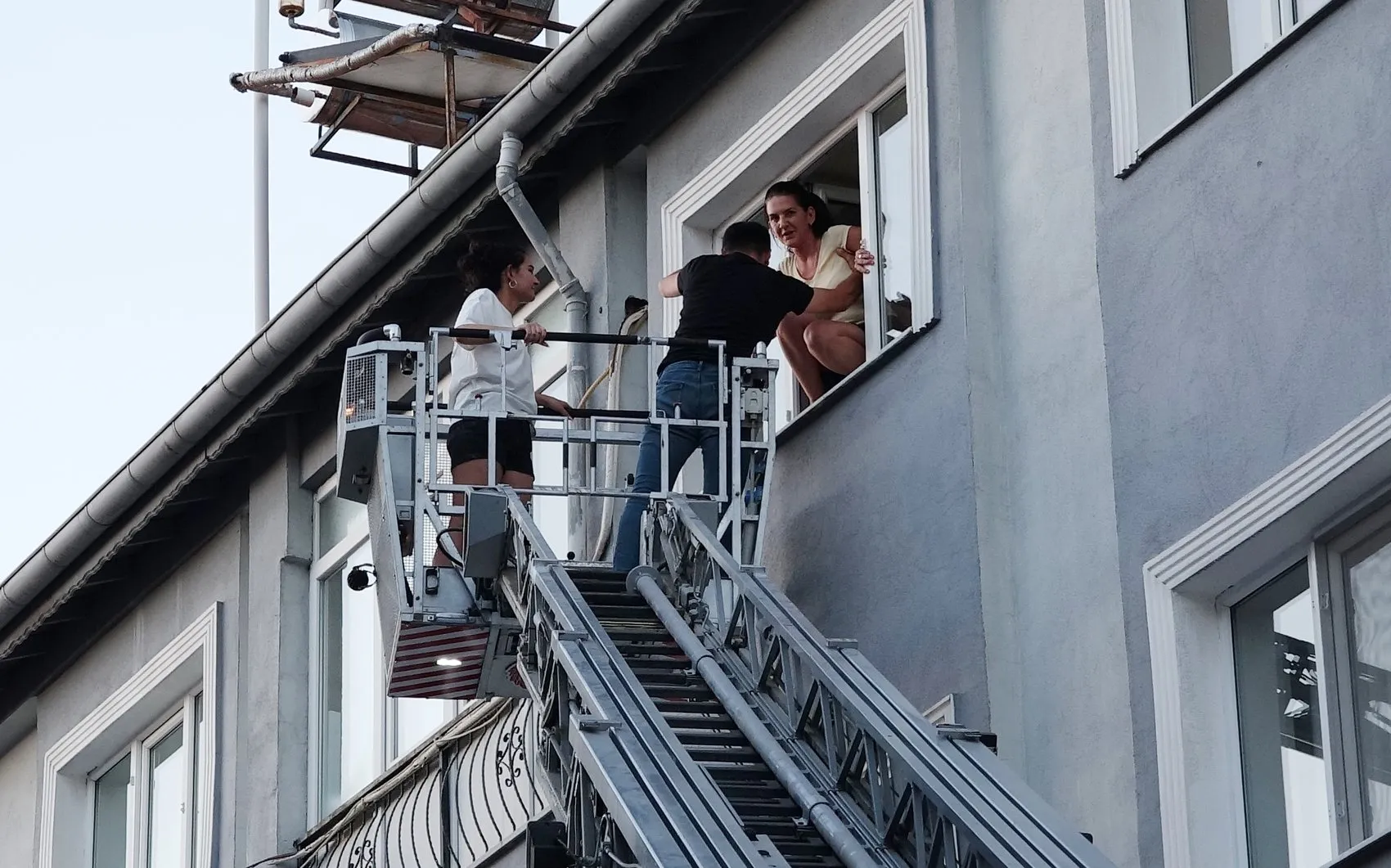 Burdur'da apartman yangını 6 kişi merdivenle kurtarıldı
