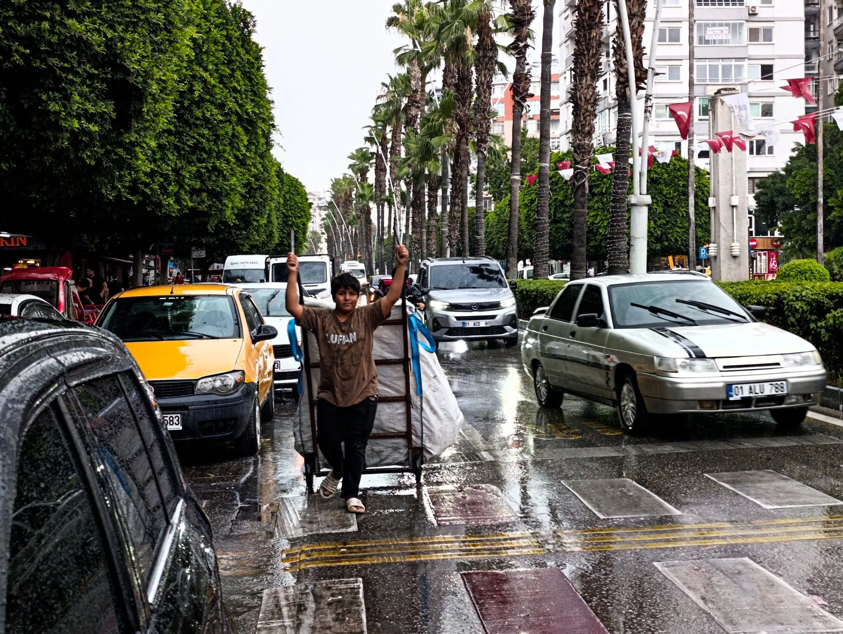 Adana'da temmuz ortasında aniden bastıran sağanak hayatı felç etti