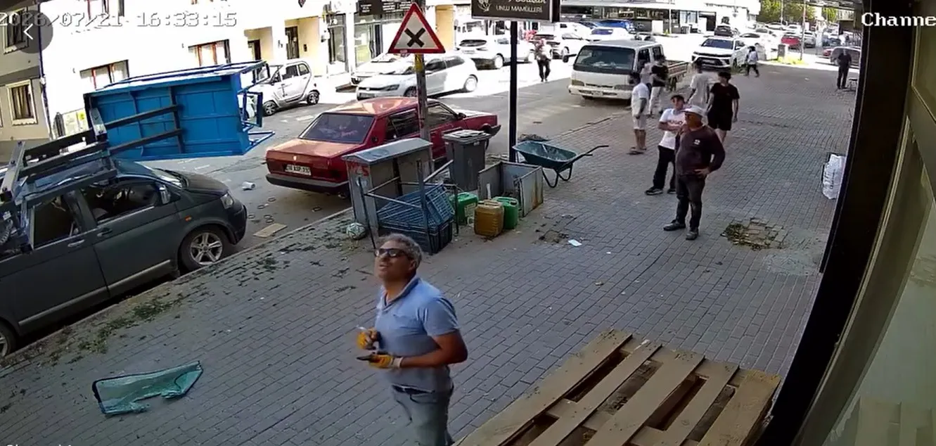 İnegöl'de nakliye asansörü park halindeki minibüsün üzerine çöktü