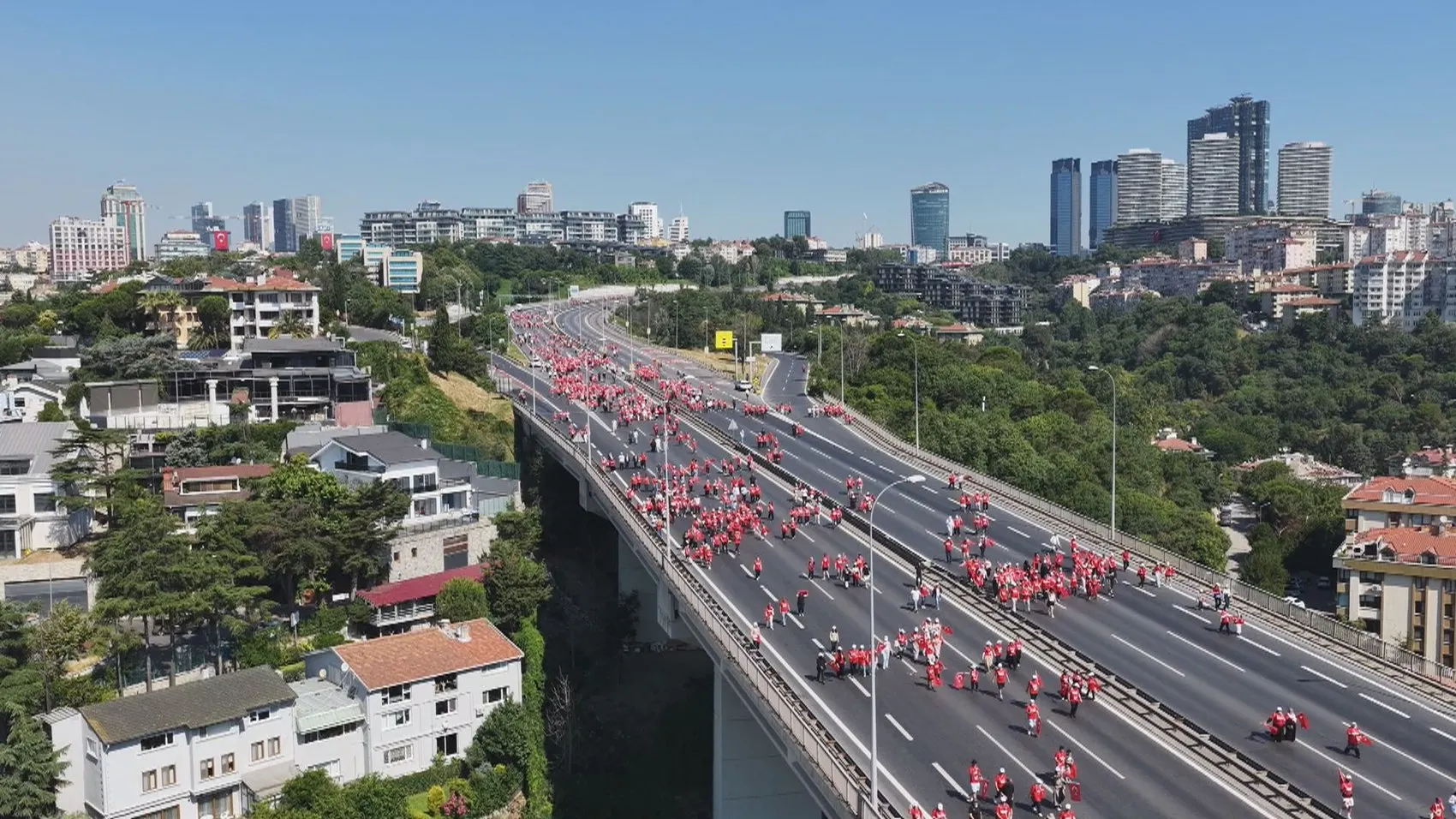 15 Temmuz yürüyüşü köprüde gerçekleşti